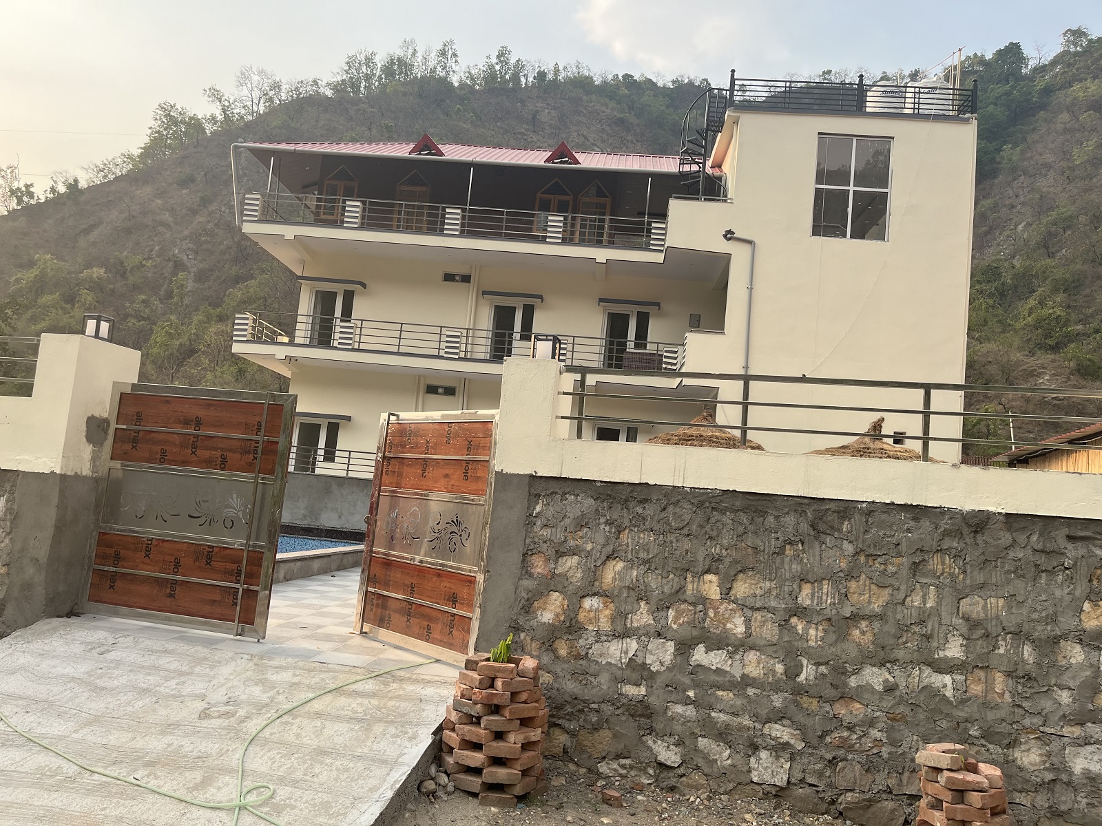 Hotel Hill View Residency